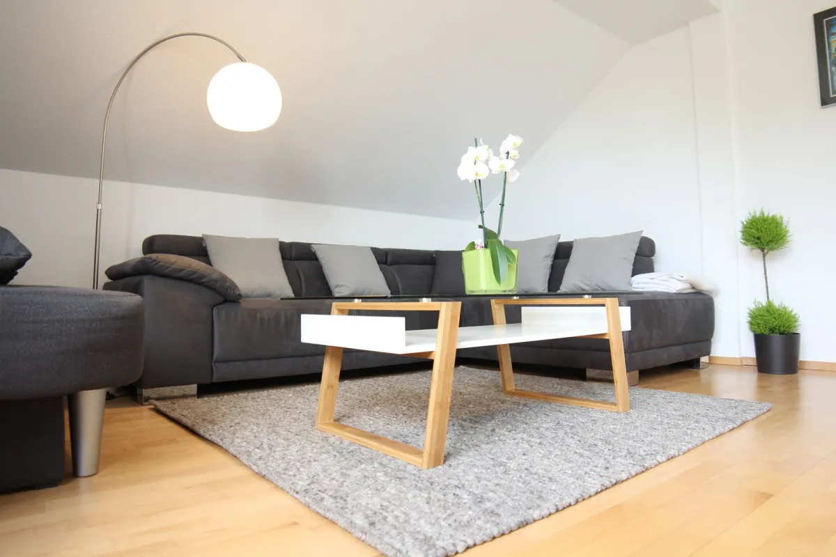 Wohnzimmer mit Ecksofa und Couchtisch
