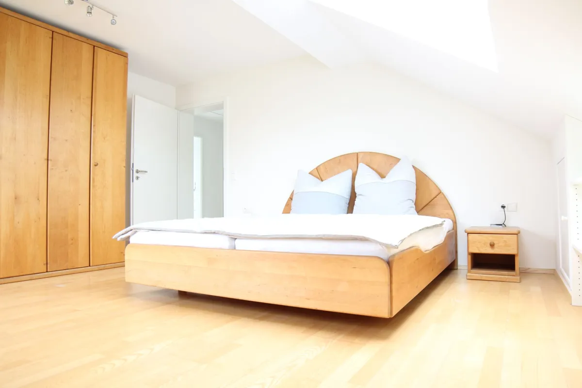 Schlafzimmer mit Doppelbett