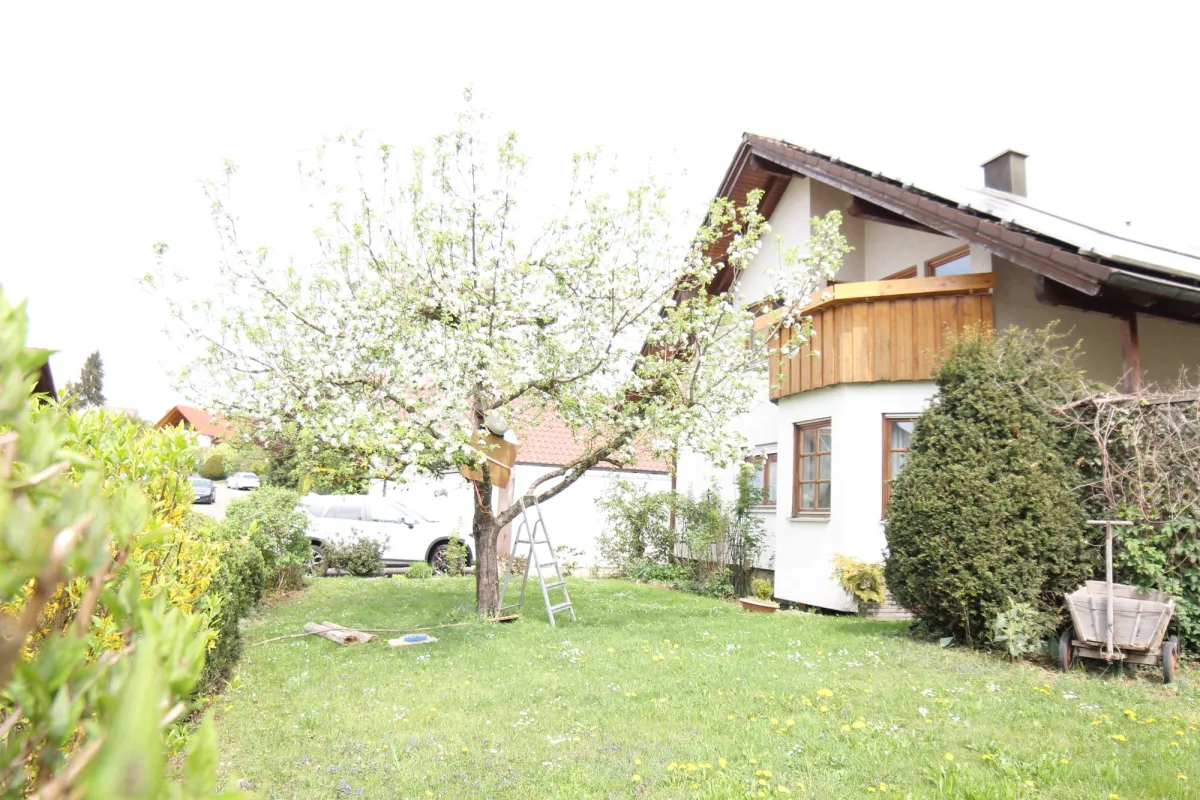 Garten mit blühendem Obstbaum
