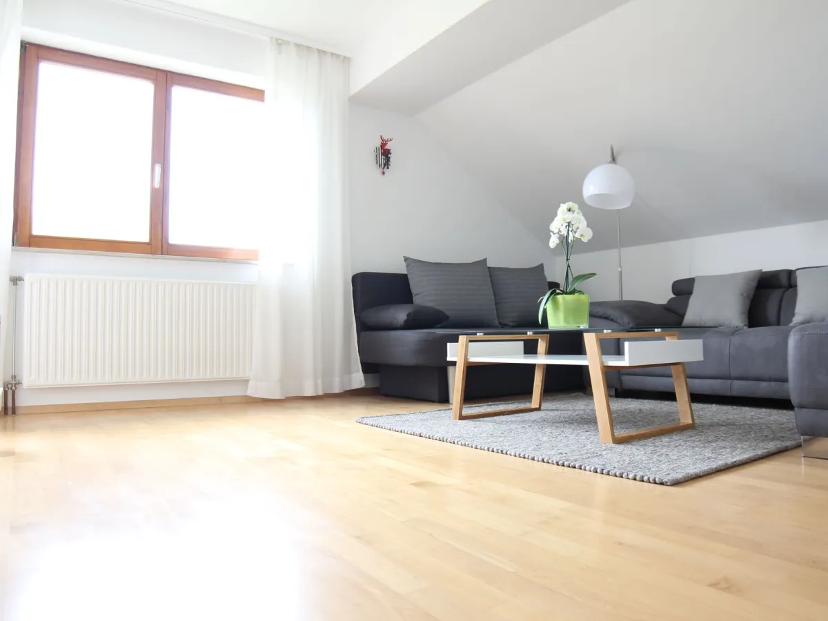 Heller Wohnbereich mit Sofa unter der Dachschräge